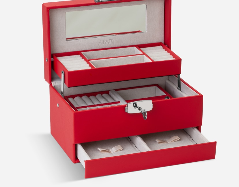 Czerwona szkatułka na biżuterię