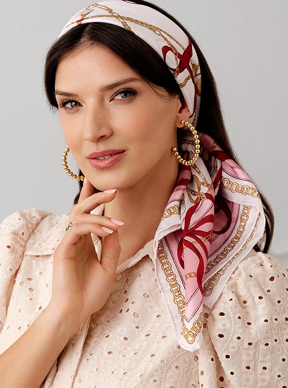 Apaszka zalozona na głowę