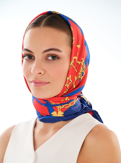 Apaszka owinięta przez głowę modelki