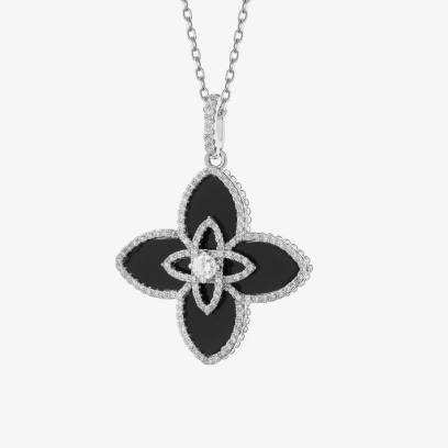 Srebrny naszyjnik z czarną zawieszką w kształcie kwiatka