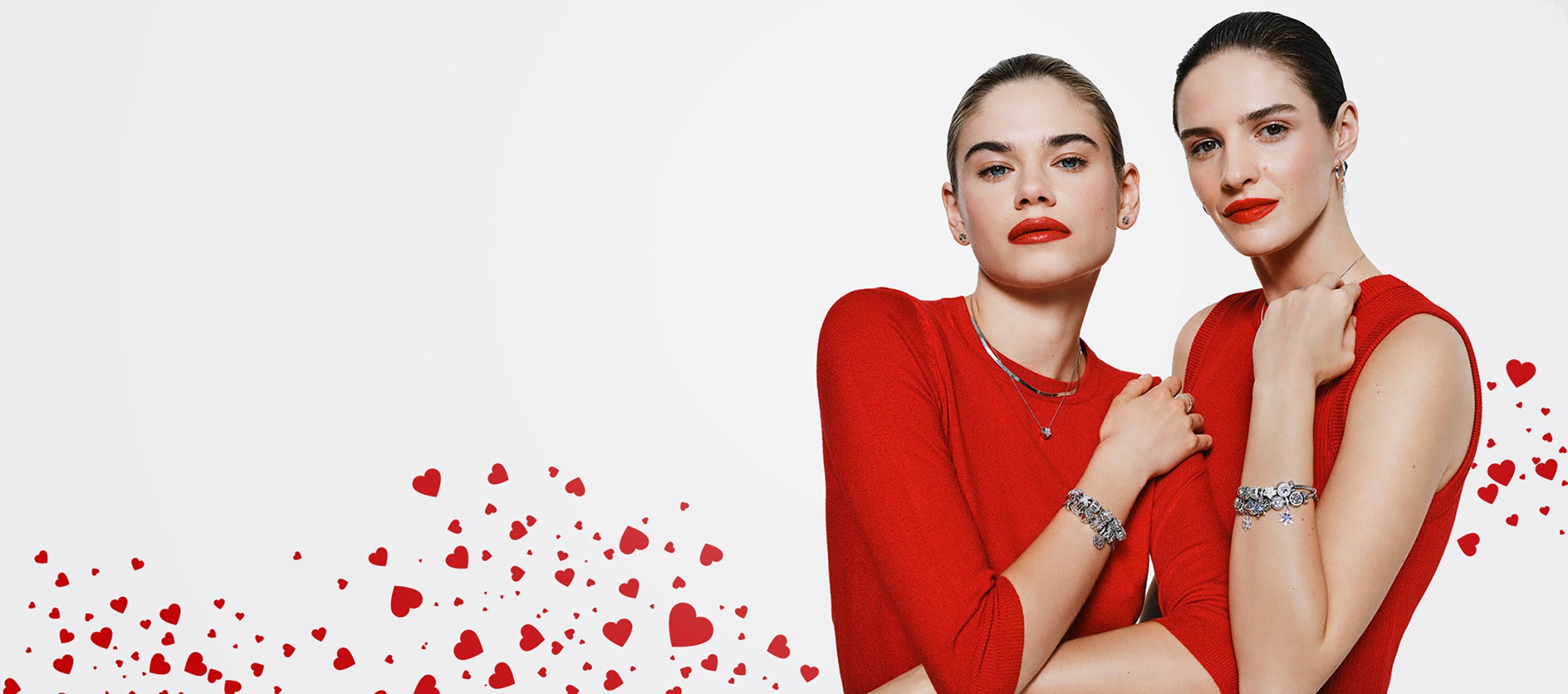 Dwie modelki prezentujące bransoletki i zawieszki z kolekcji Beads