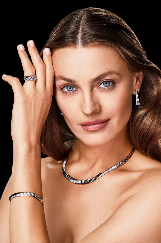 Anna Jagodzińska w stylizacji biżuterii z białego i żółtego złota z diamentami