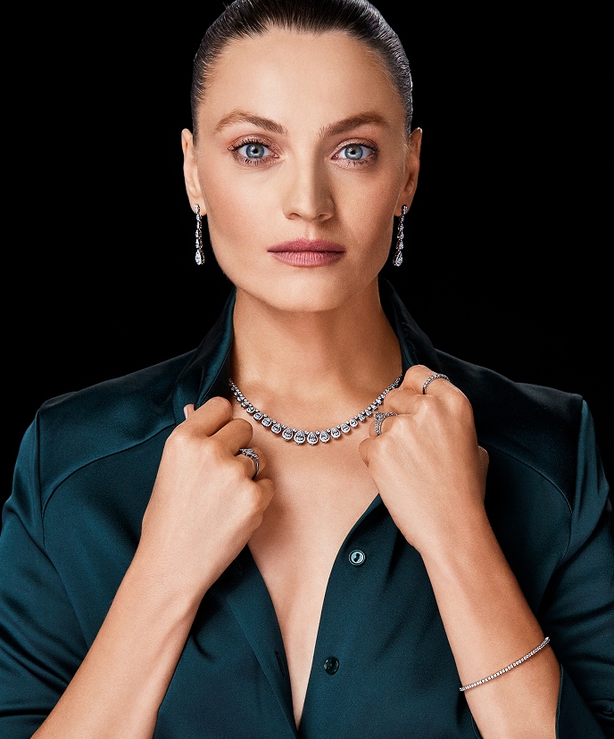 Anna Jagodzińska prezentuje biżuterię z białego złota z diamentami i szafirami