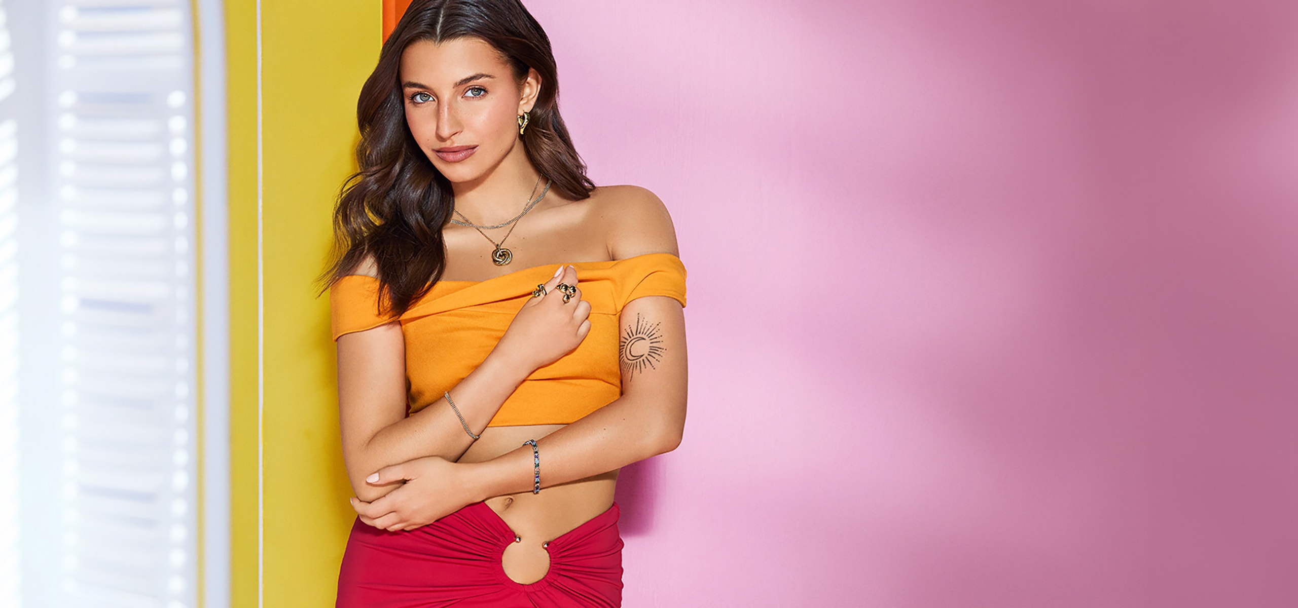 Julia Wieniawa w letniej stylizacji prezentuje srebrną biżuterię