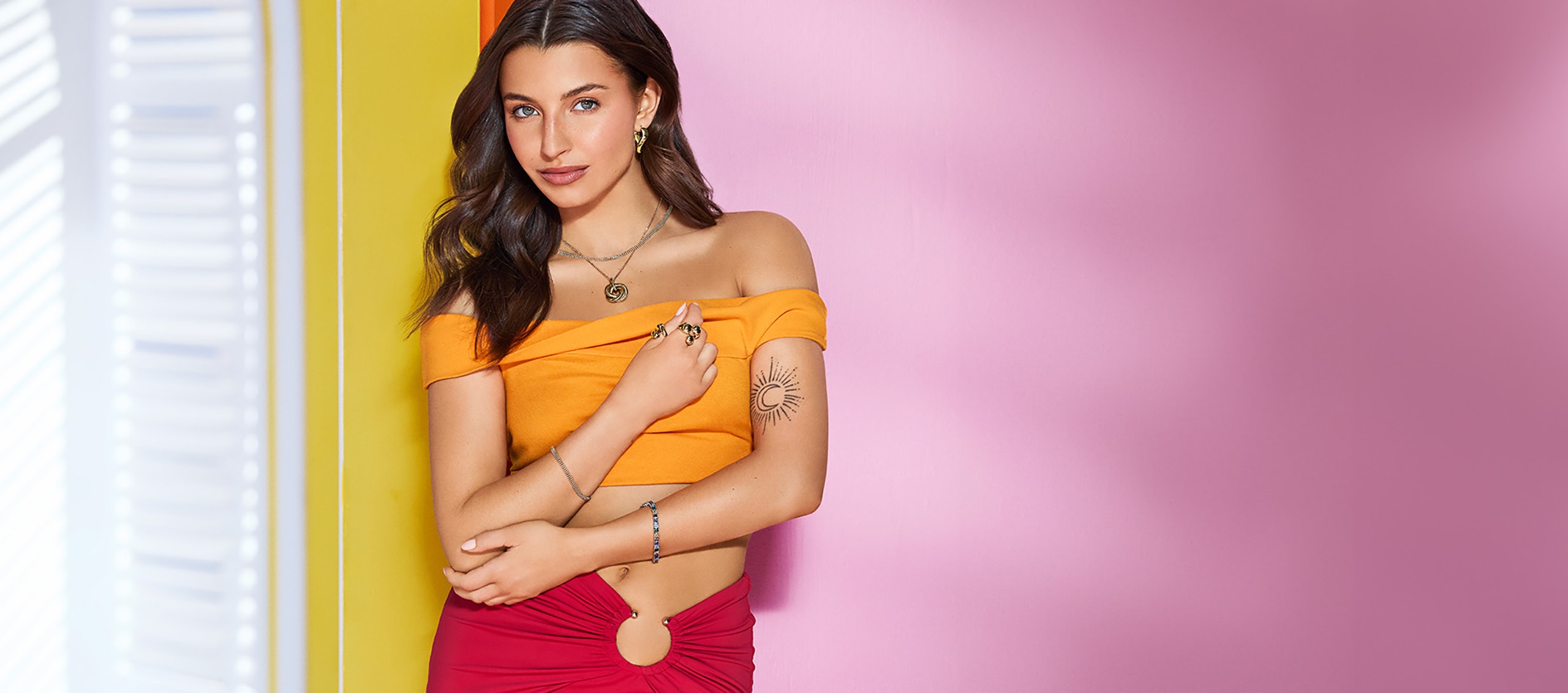 Julia Wieniawa w letniej stylizacji prezentująca biżuterię