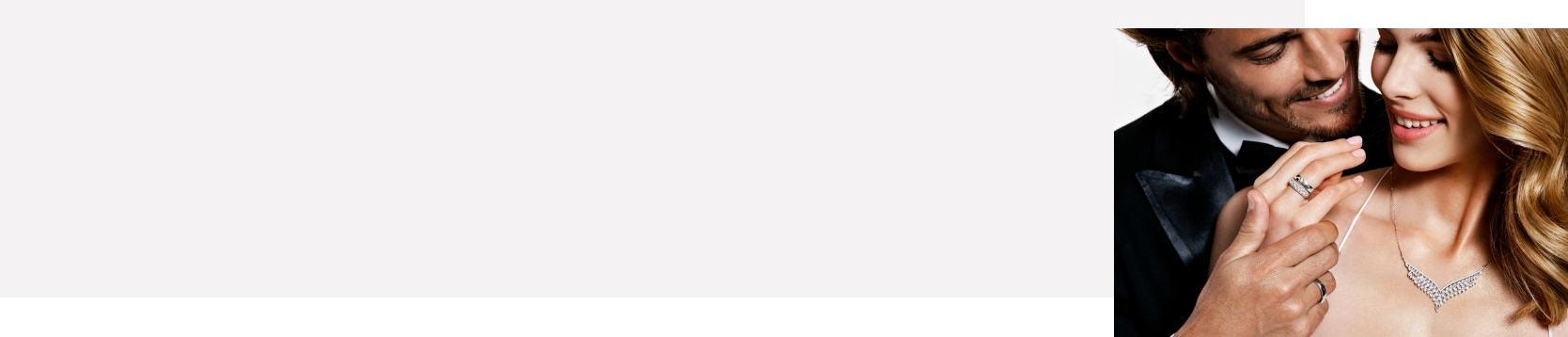 Pierścionek z białego złota z diamentem w opakowaniu w kształcie serca