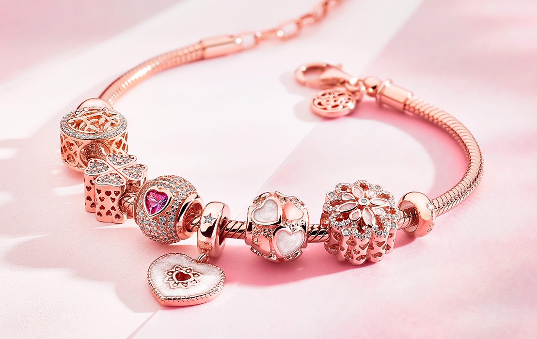 Bransoletka z różówego złota z zawieszkami z kolekcji beads