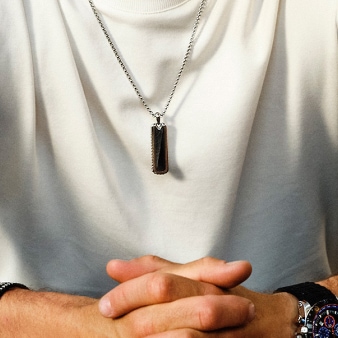 mężczyzna prezentuje rodowany srebrny naszyjnik z agatem i zegarek