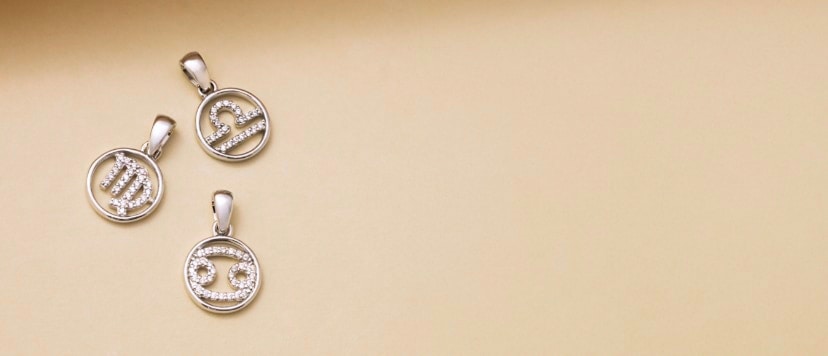 Trzy srebrne zawieszki z cyrkoniami z motywem znaku zodiaku: koziorożec, waga i rak