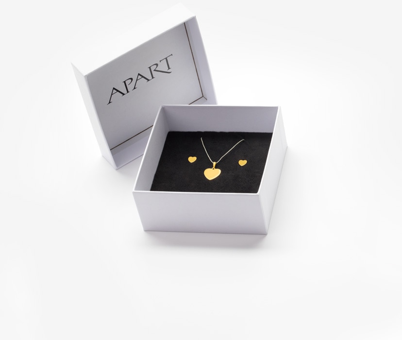 Pudełko z logiem Apart, a w nim złoty łańcuszek z zawieszką w kształcie serca