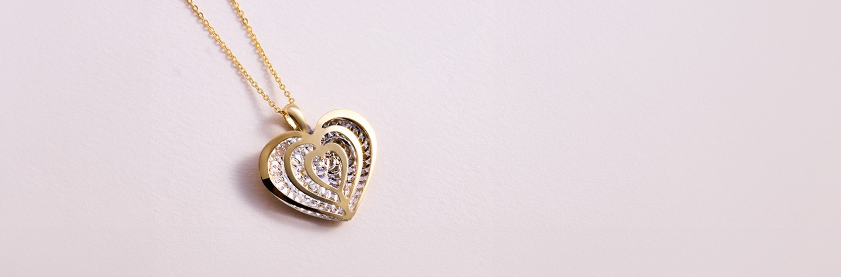 Złoty naszyjnik z zawieszką w kształcie serca