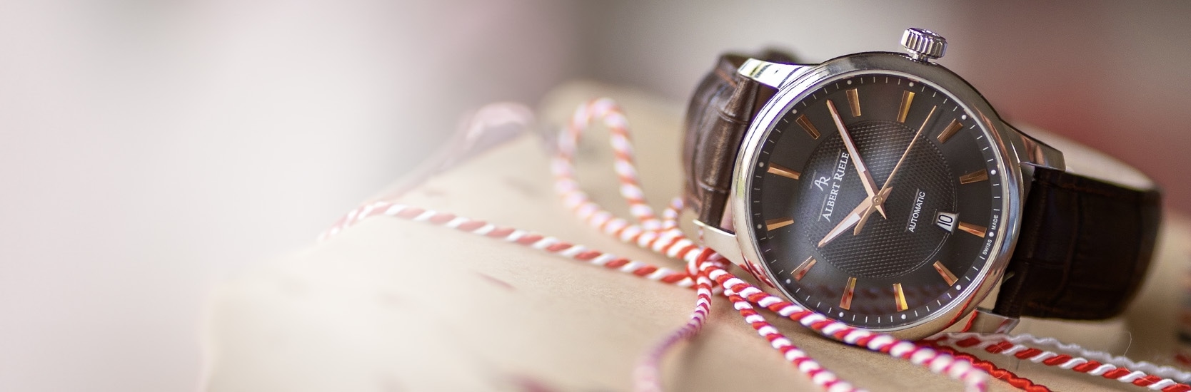 Zegarek ze skórzaną opaską i czarną kopertą marki Albert Riele