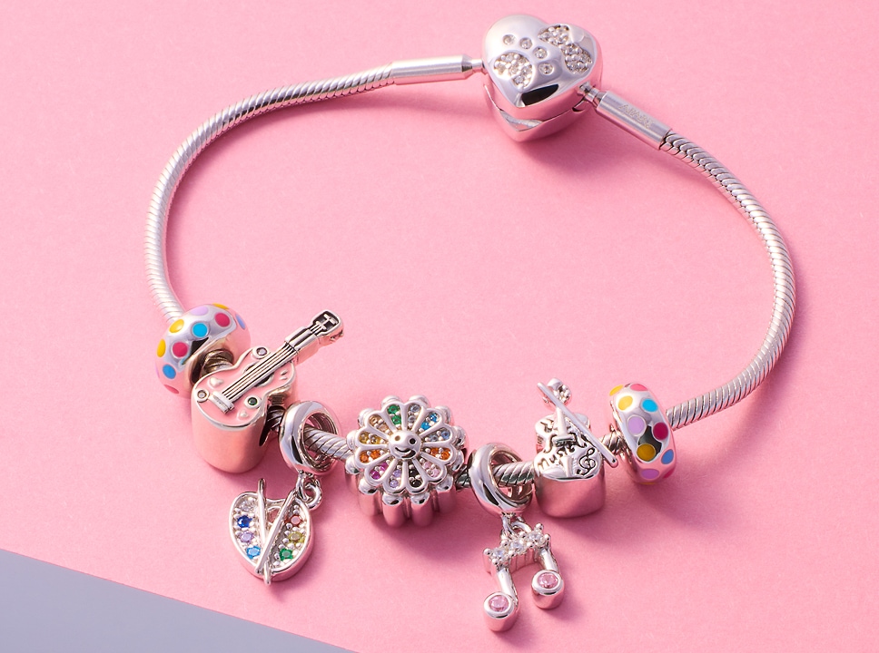 Srebrna bransoletka Beads z zawieszkami: gitara, paleta z farbami, nuta, słońce