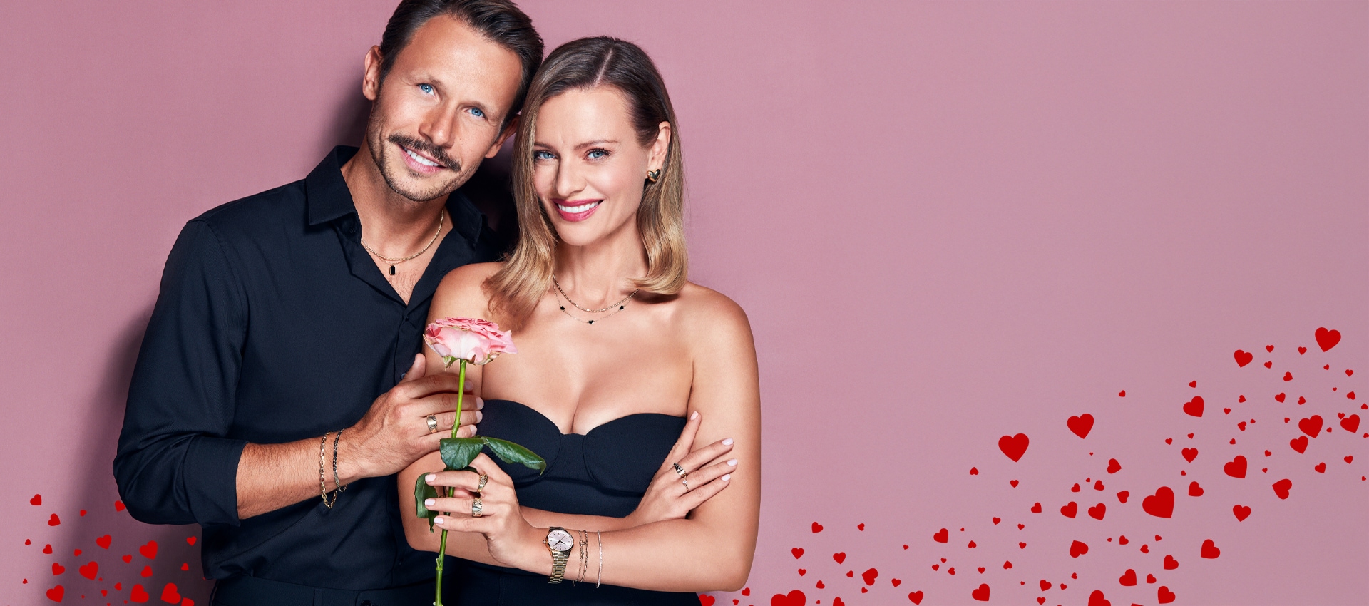 Magdalena Boczarskai and Mateusz Banasiuk in a romantic arrangement