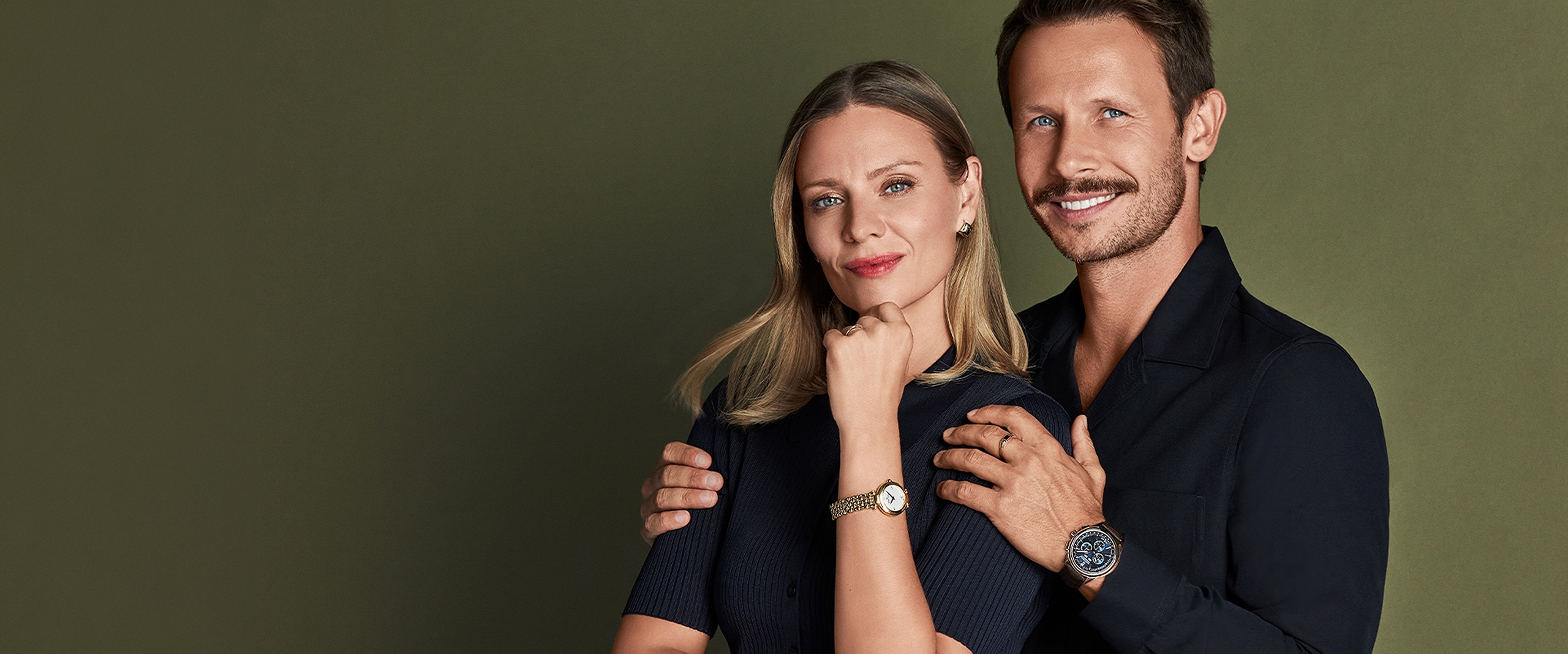 Magdalena Boczarska and Mateusz Banasiuk dressed in black presenting Albert Riele watches