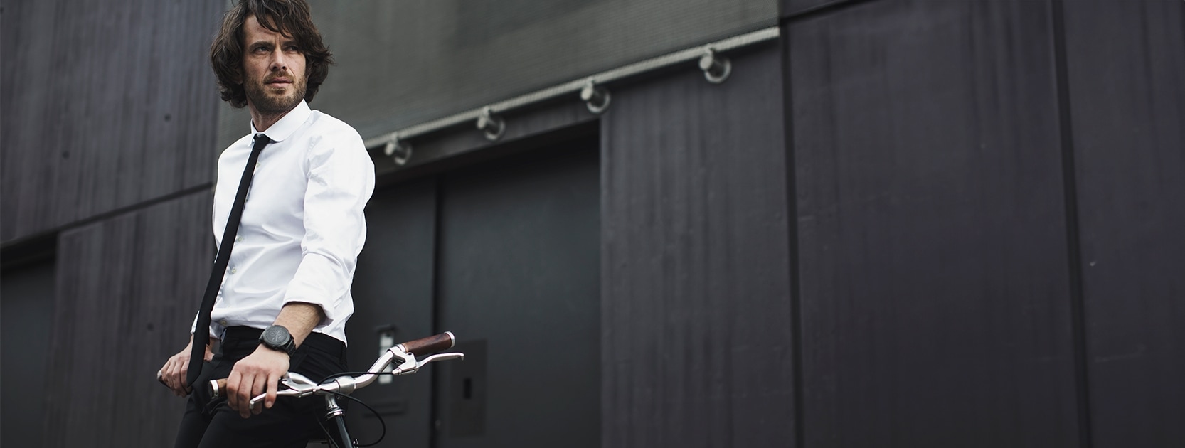 Mężczyzna ze smartwatchem na ręce