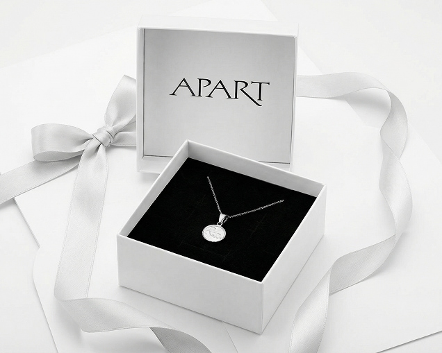 Srebrny łańcuszek z zawieszką zapakowany w białe pudełko z logiem apart