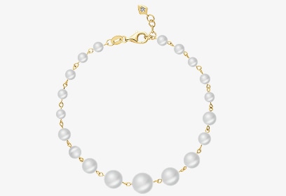 Złota bransoletka zdobiona wieloma białymi perłami