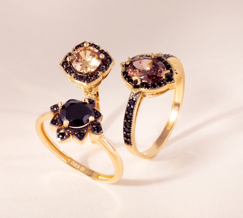 Trzy złote pierścionki zdobione cyrkoniami w stylu vintage