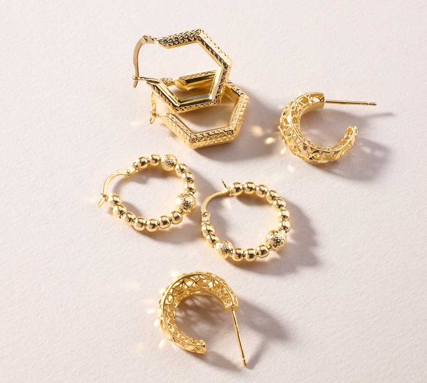 Złote kolczyki w okrągłych oraz półokrągłych kształtach