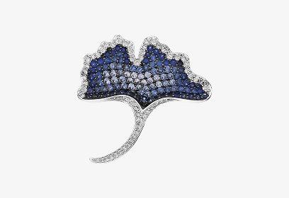 Broszka z białego złota z brylantami i szafirami cejlońskimi - miłorząb