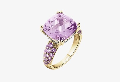 Złoty pierścionek zdobiony cyrkonami oraz dużym ametystem