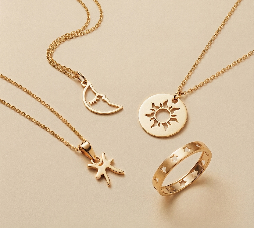 złote naszyjniki i obrączka inspirowane niebem i astrologią - słońce, gwiazda, księżyc, znak zodiaku