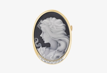 Złota broszka z damską podobizną