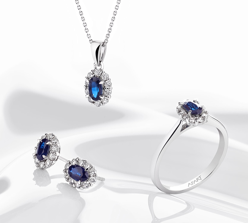 Kolczyki, naszyjnik oraz pierścionek z białego złota zdobione kamieniem