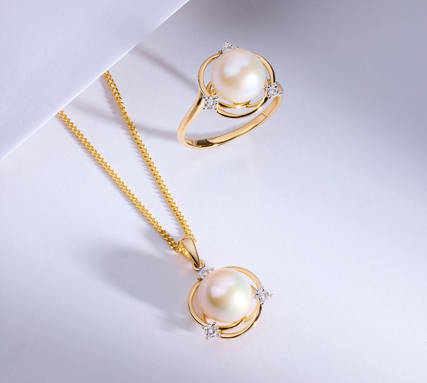 Złoty naszyjnik z perłową zawieszką, oraz złoty pierścionek zdobiony perłą