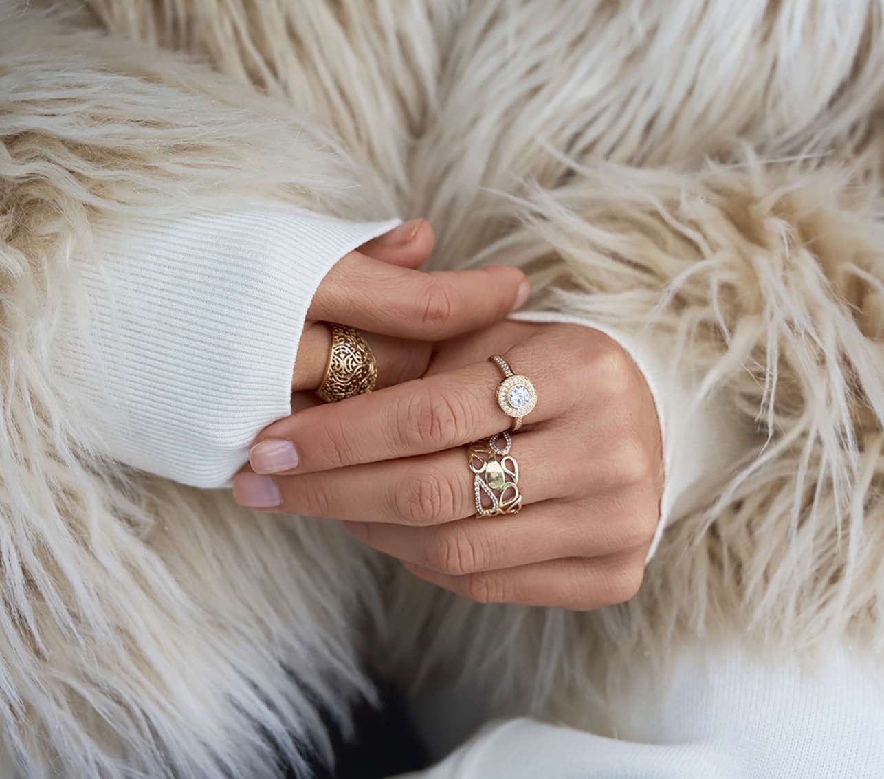 Kobiece dłonie, a na nich złote pierścionki z ziomwej kolekcji