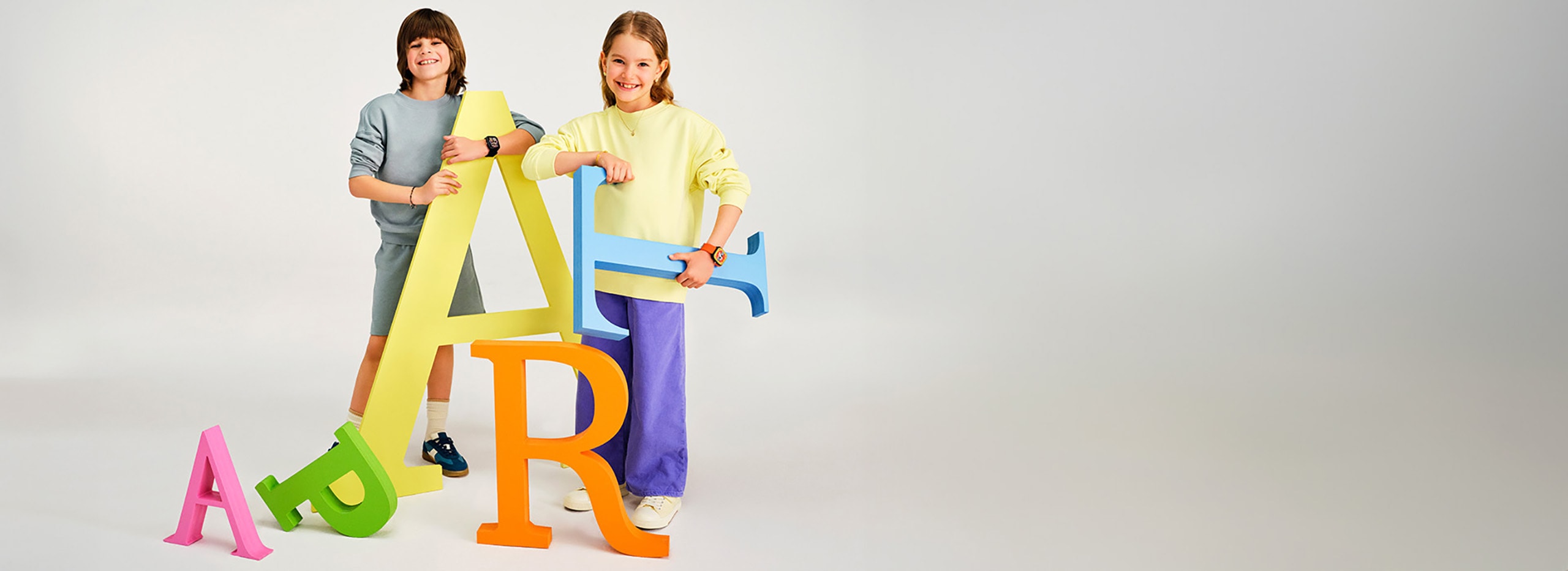 Chłopiec i dziewczynka z napisem APART