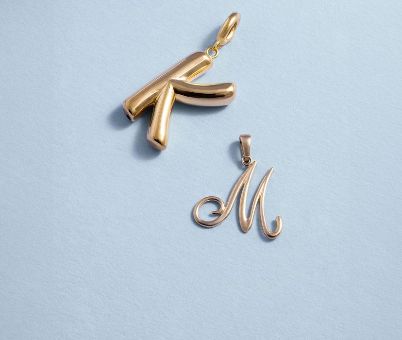 Zawieszki w kształcie liter K i M