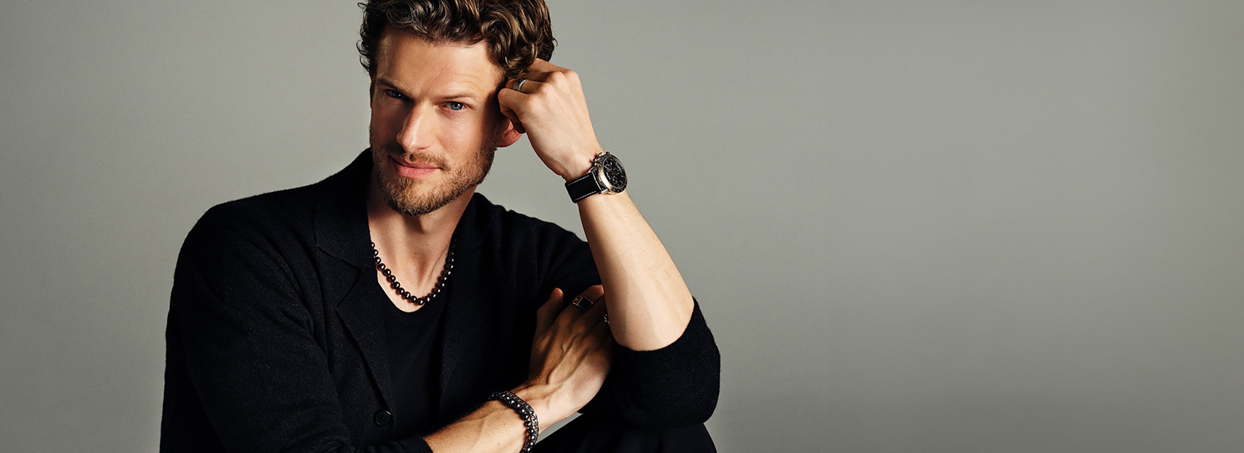 Mężczyzna prezentujący biżuterię