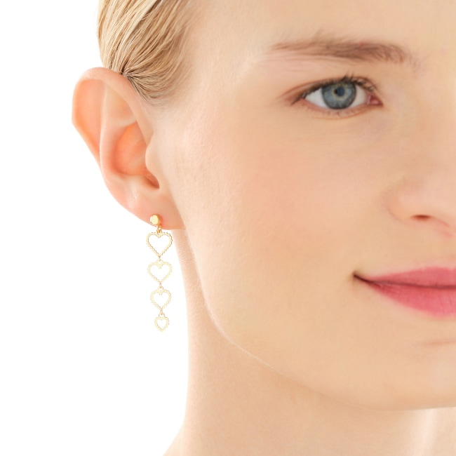 Długi złoty kolczyk w kształcie serduszek