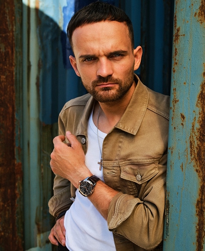 Bartosz Zmarzlik prezentuje biżuterię marki Aztorin