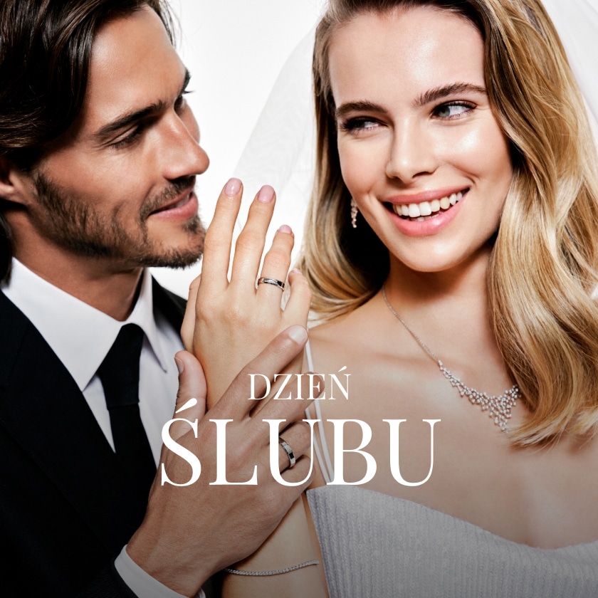 Para młoda prezentuje obrączki ślubne marki Apart