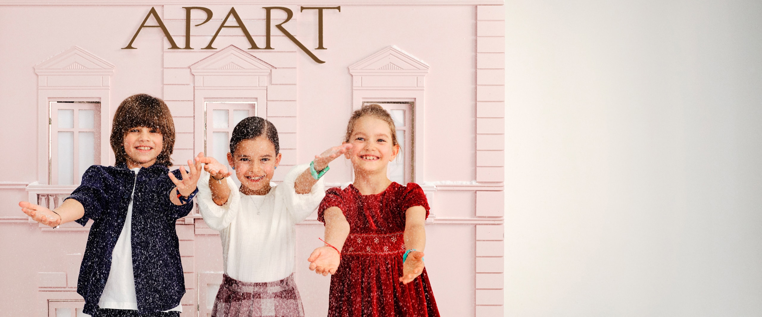 Trójka dzieci na śnieżnym tle prezentująca biżuterię z kolekcji kids collection