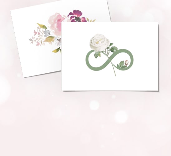 Jedna biała karta z różowymi kwiatami, druga biała karta z zielonym symbolem nieskonczoności oraz białym kwiatem