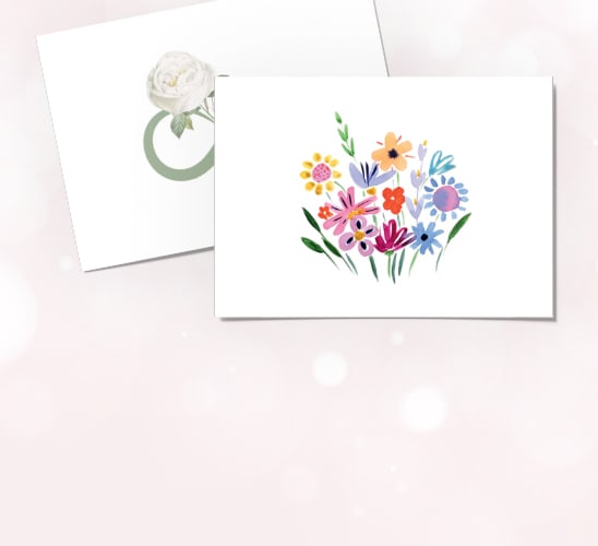 Jedna biała karta z różowymi kwiatami, druga biała karta z zielonym symbolem nieskonczoności oraz białym kwiatem