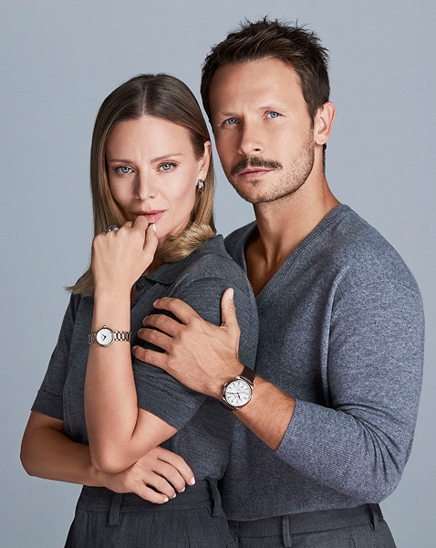 Magdalena Boczarska i Mateusz Banasiuk prezentujący zegarki