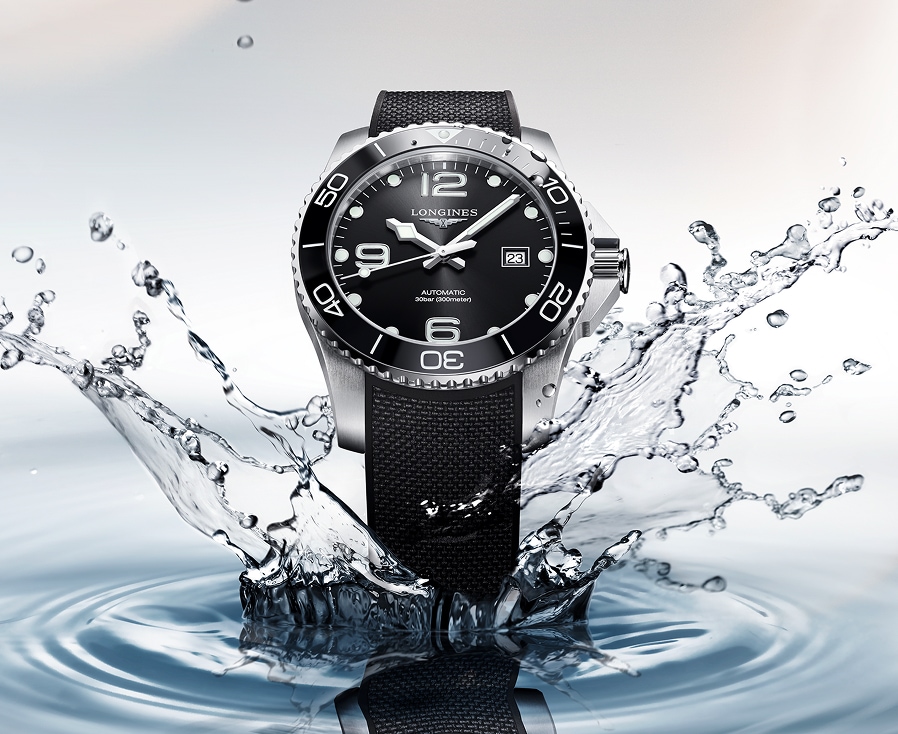 Stalowy zegarek marki Longines z czarną kopertą i materiałowym paskiem