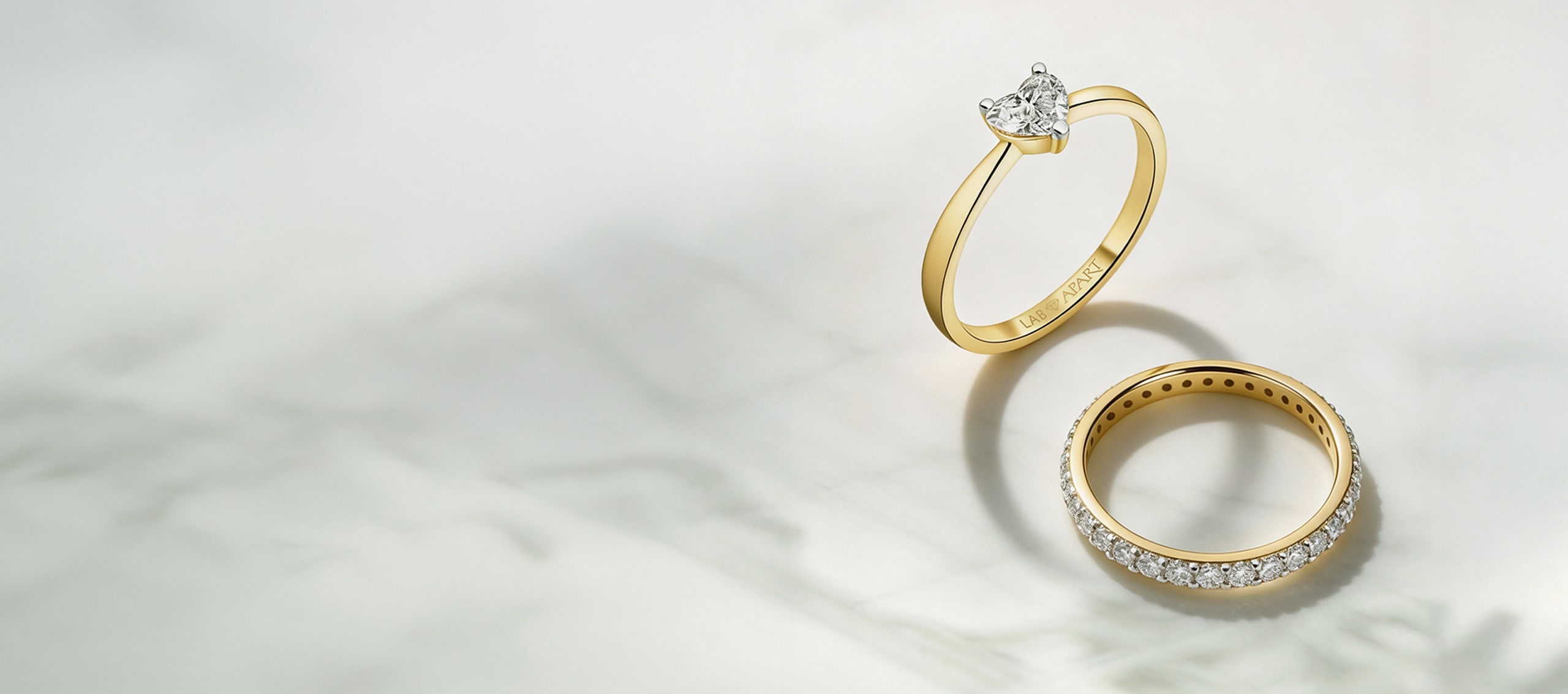 Dwa złote pierścionki zdobione diamentami laboratoryjnymi