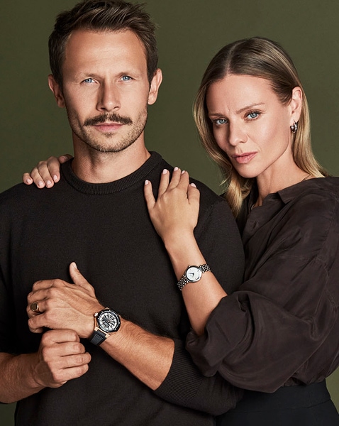 Magdalena Boczarska i Mateusz Banasiuk prezentujący zegarki