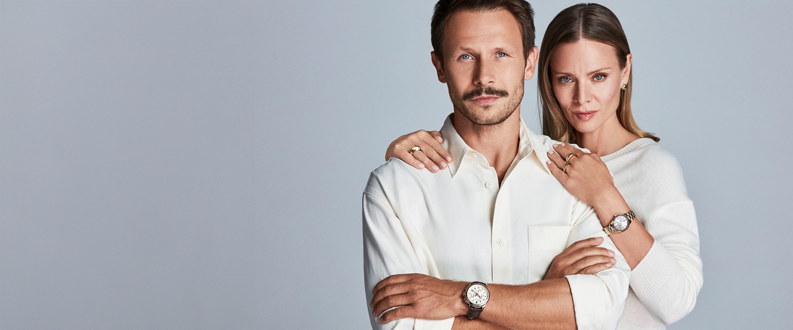 Magdalena Boczarska i Mateusz Banasiuk ubrani na biało prezentują zegarki marki Albert Riele