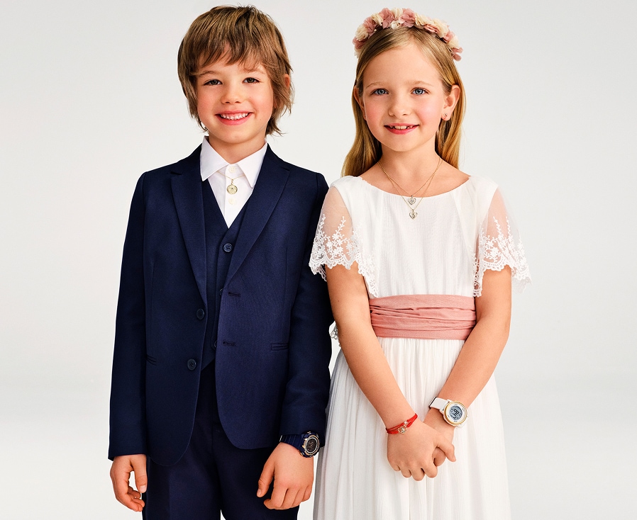 Chłopiec i dziewczynka prezentujący biżuterię z okazji pierwszej komunii świętej