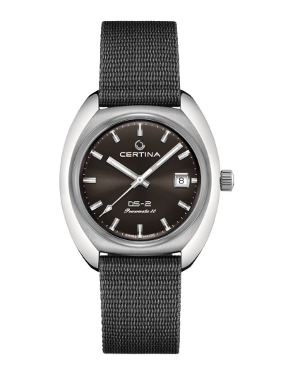 Zegarek z czarną tarczą oraz materiałową bransoletą marki Certina