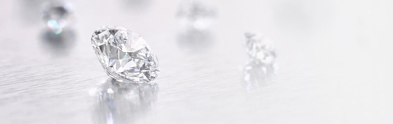 Diamenty laboratoryjne na szarym tle