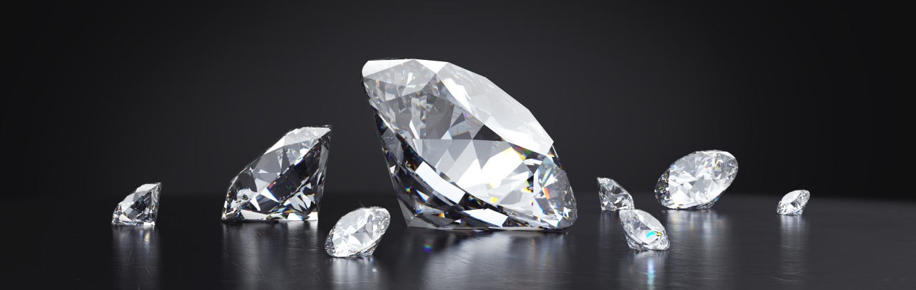 Oszlifowane diamenty różnej wielkości na czarnym tle