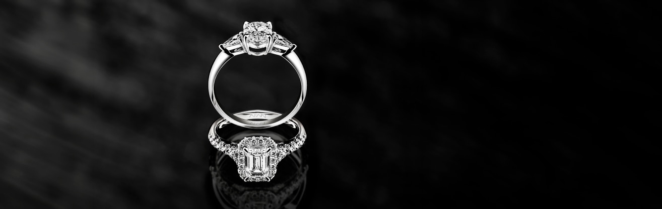 Dwa pierścionki z diamentami na czarnym tle